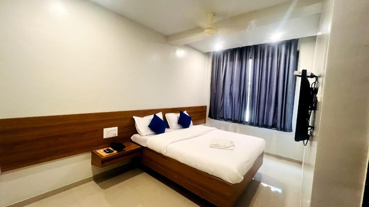 Hotel Sai Smruti Shirdi Exteriör bild