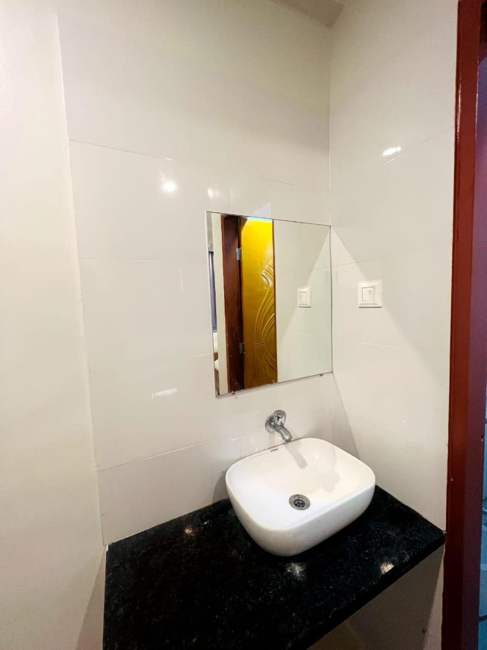 Hotel Sai Smruti Shirdi Exteriör bild